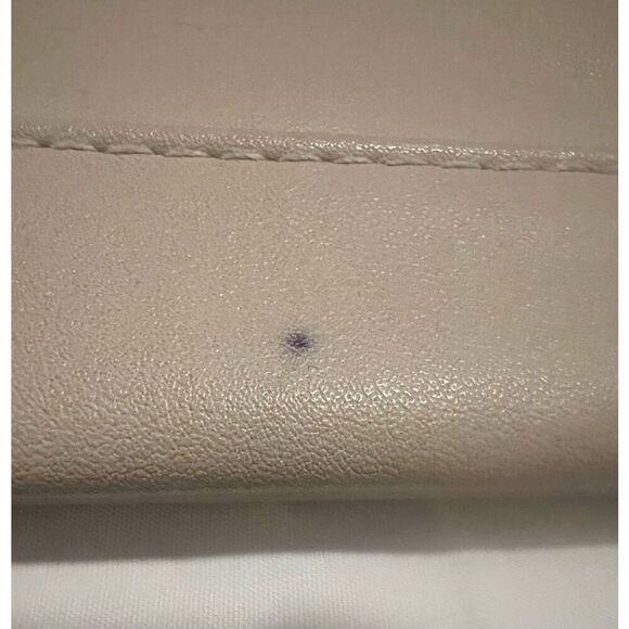 Adrienne Vittadini cream clutch bag with zipper and wrist strap - Picture 3 of 5